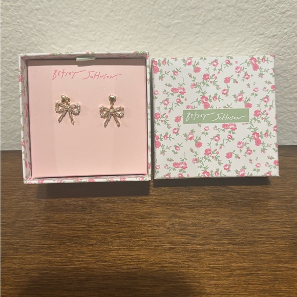 Betsey Johnson Gold Toned Bow Stud Earrings - Picture 1 of 2